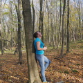 Сашка підпирає дерево