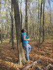 Сашка підпирає дерево